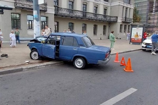 Нижегородец угнал машину у курьера и врезался в столб