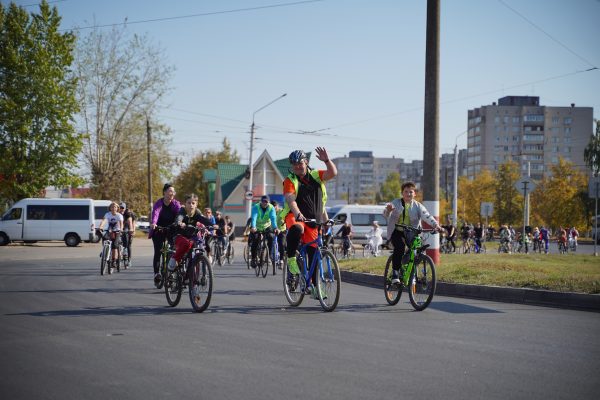 Более 250 человек закрыли летний велосезон в Дзержинске ярким маскарадом