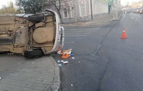 Иномарка перевернулась и отлетела на тротуар после столкновения с микроавтобусом в Нижнем Новгороде