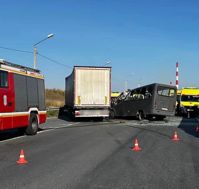 Три человека погибли после столкновения грузовика с маршруткой на трассе М‑7 в Кстовском районе