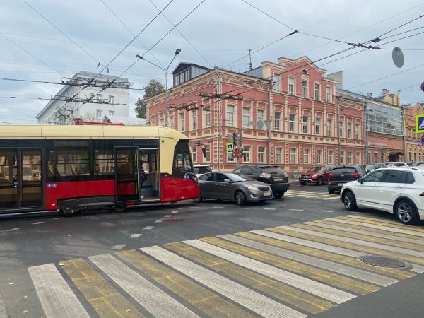 Трамвай встал на перекрестке улиц Варварской и Пискунова