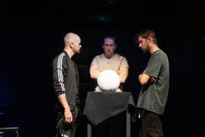 Театр «Комедiя» представил премьеру абсурдистской пьесы белорусского драматурга Константина Стешика
