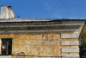 Локальный ремонт протекающей крыши провели в жилом доме на Пятигорской улице