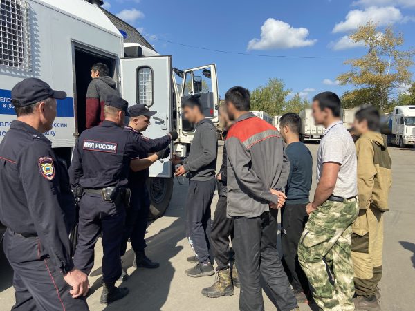19 незаконных мигрантов обнаружили полицейские на стройплощадках в Дзержинске