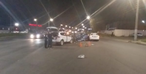 Два человека пострадали при столкновении трех легковых машин на Комсомольском шоссе