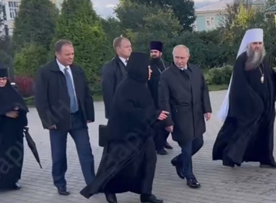 Владимир Путин вышел к людям у Дивеевского монастыря