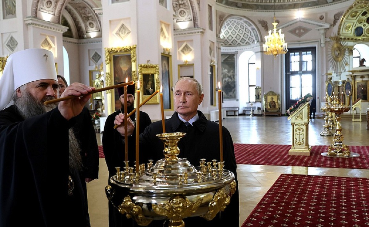 Владимир Путин и митрополит Нижегородский и Арзамасский Георгий в Воскресенском соборе