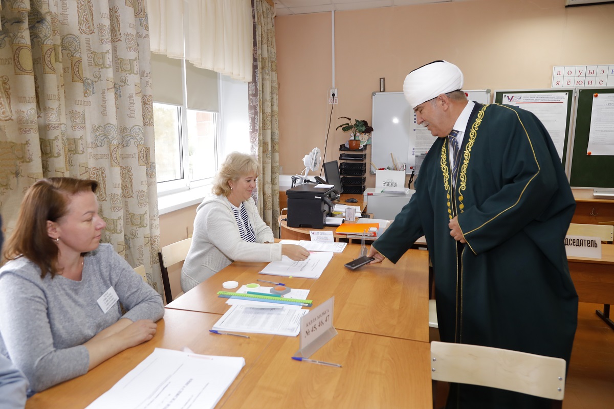 Председатель Духовного управления мусульман Гаяз-Хазрат Закиров принял участие в голосовании