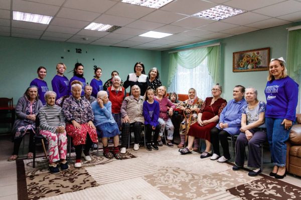 Волонтеры Победы навещают подопечных домов престарелых Нижегородской области в День пожилого человека
