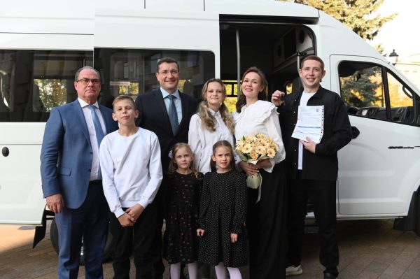 Глеб Никитин передал автомобиль «ГАЗель» многодетной семье из Краснобаковского округа