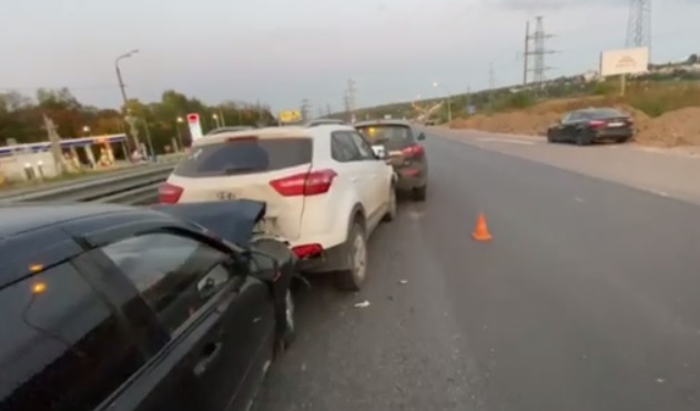 Шесть машин столкнулись на улице Ларина