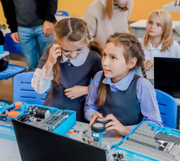 Более трех тысяч юных нижегородцев обучились в центрах цифрового образования «IT-куб» с начала года