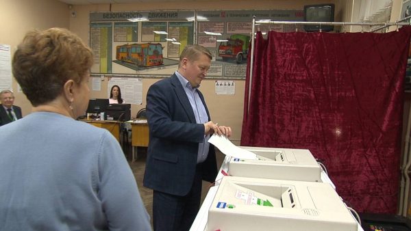 Кандидат на выборы в губернатора Владислав Егоров проголосовал на избирательном участке