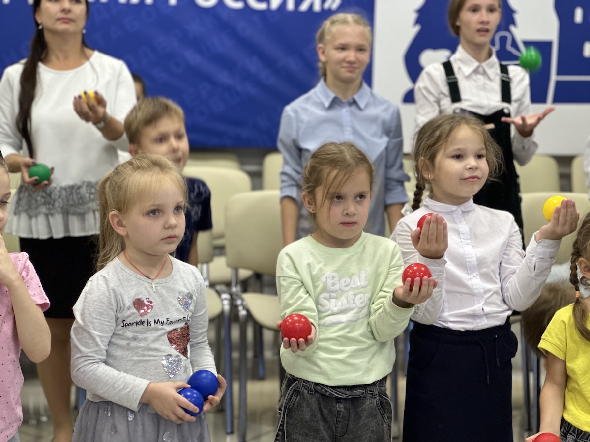 Педагоги школы «Джагл» научили детей азам жонглирования