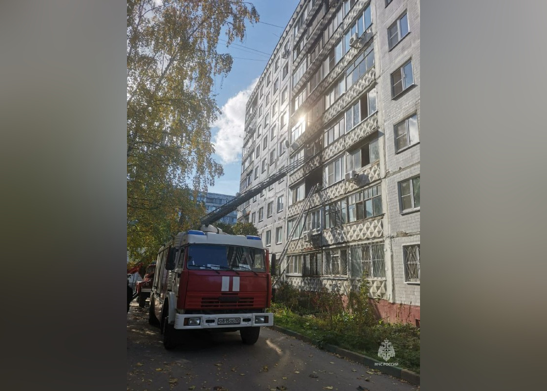 25 человек спасли при пожаре в панельном доме в Автозаводском районе