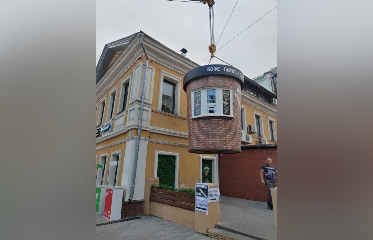 Незаконно установленный киоск-кафе демонтировали на улице Большой Покровской
