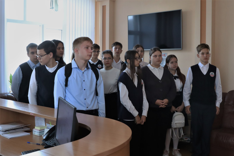 Школьники побывали в зале заседаний и зале приема официальных делегаций, а также в приемной председателя городской Думы Олега Лавричева