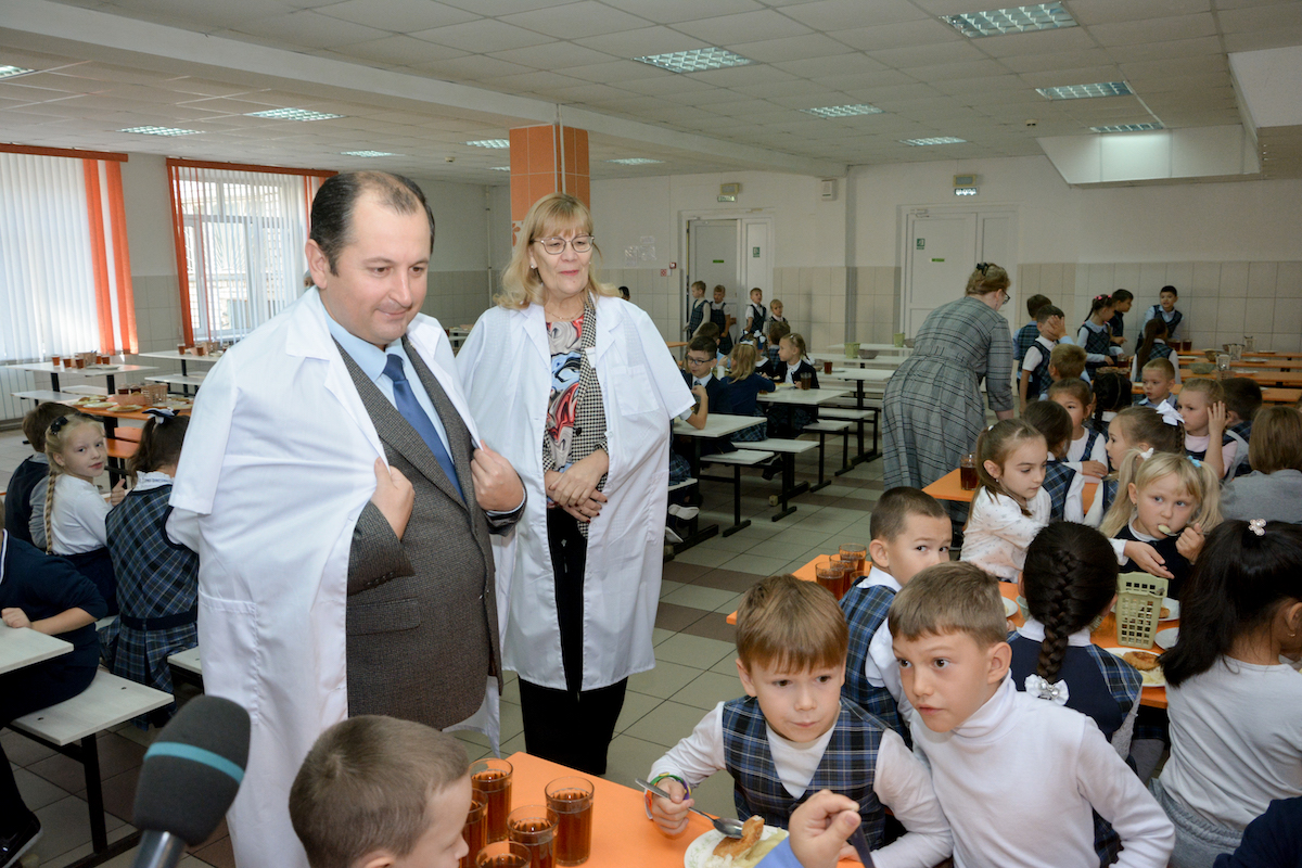 Директор департамента образования администрации Нижнего Новгорода Владимир Радченко проверил качество организации горячего питания в школе № 111