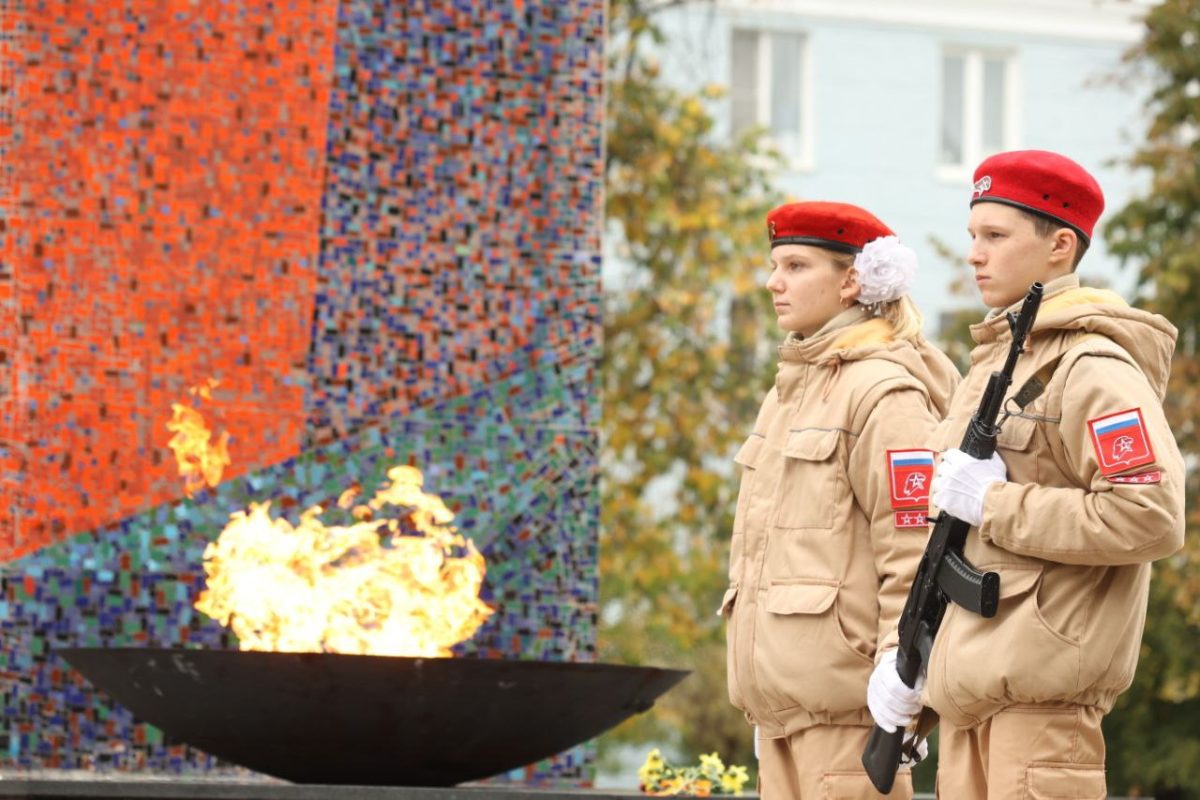 Школьники заступили в почетный караул у Вечного огня в Дзержинске