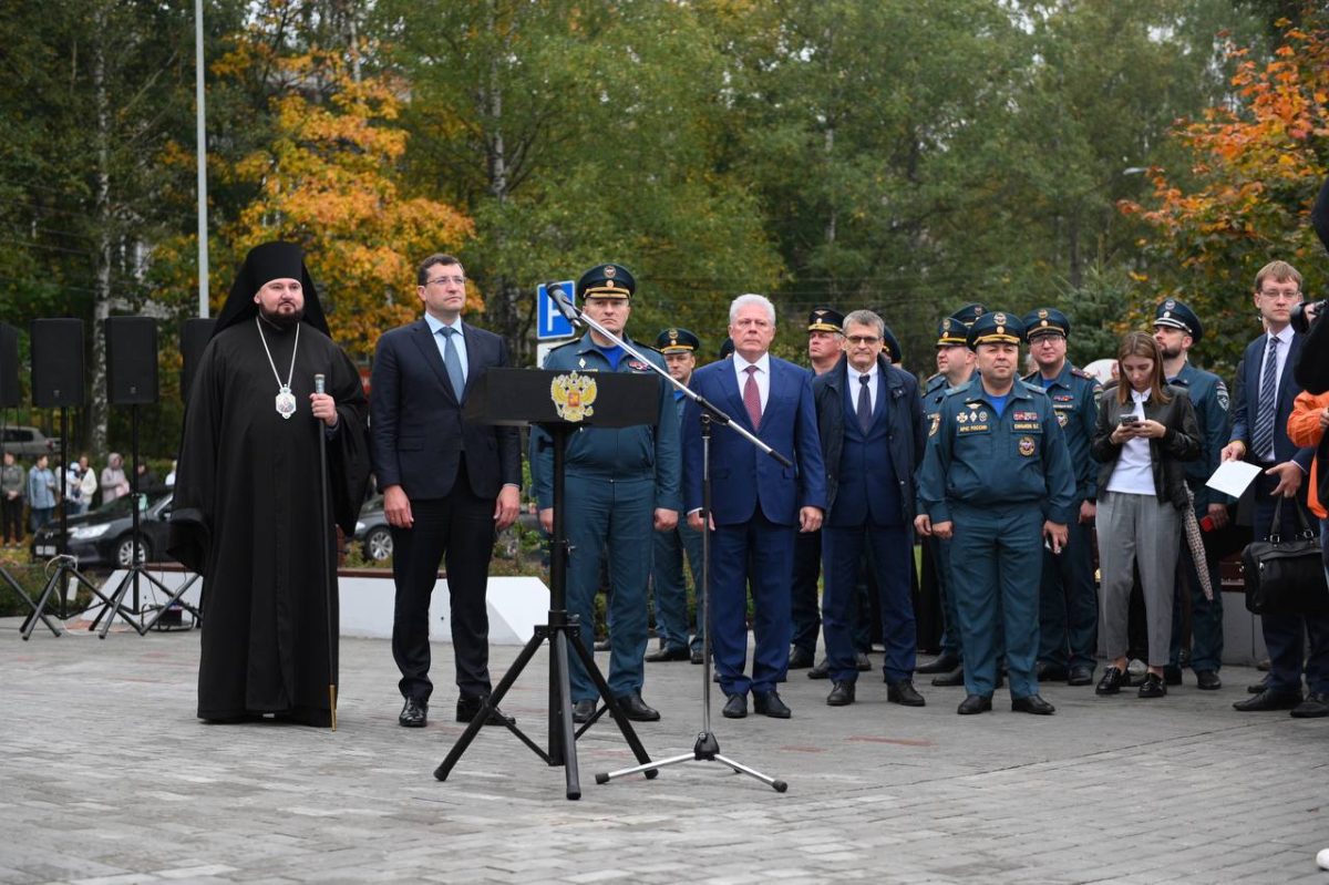 Глава МЧС России Александр Куренков и губернатор Глеб Никитин открыли памятник спасателям