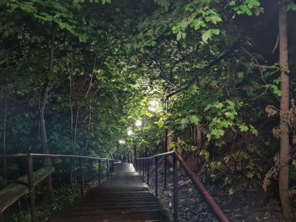 Освещение оборудовали на лестнице и пешеходных дорожках около «Слободы Печеры»