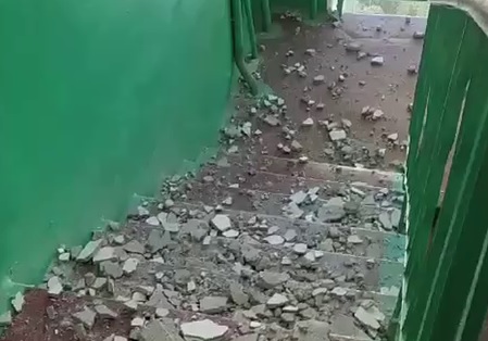 Штукатурка отвалилась с потолка подъезда в Дзержинске