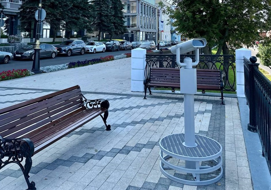 Дополнительные скамейки и бесплатные бинокли появились на Верхневолжской набережной