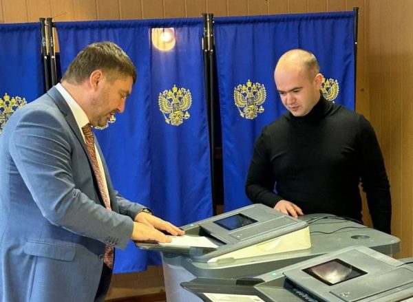 Кандидат Владислав Атмахов проголосовал на избирательном участке в Неклюдове