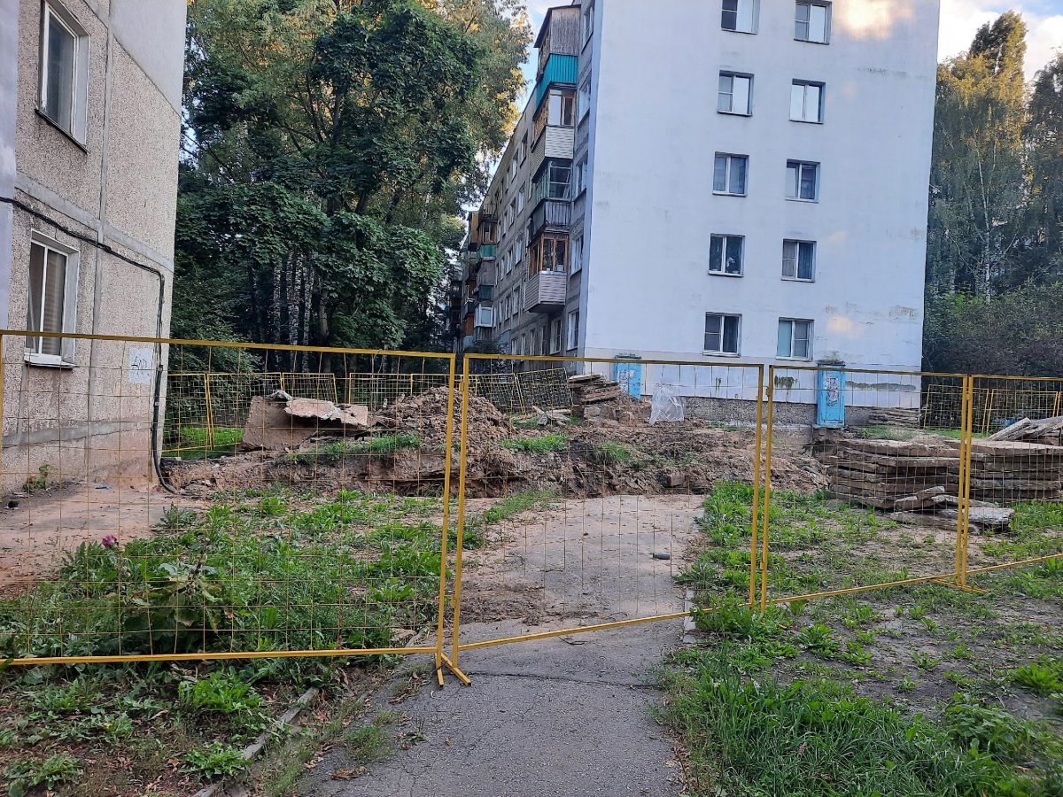 Работы на участке улицы Надежды Сусловой завершат до начала отопительного сезона