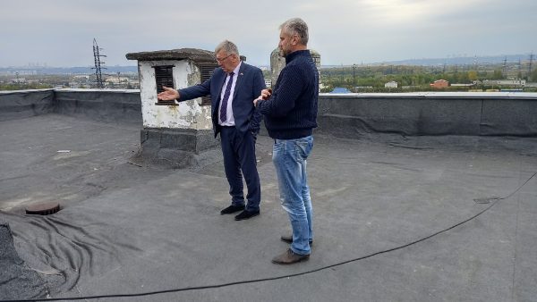 На отремонтированной крыше девятиэтажки по улице Гороховецкой Николай Сатаев сразу сказал представителю ДУКа, что ещё есть над чем работать
