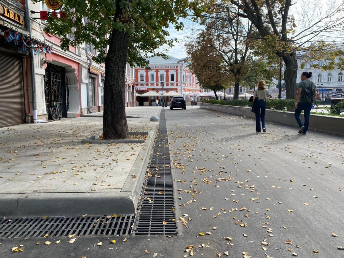 Дорогу и тротуар отремонтировали около Театральной площади