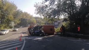 Трактор опрокинулся на улице Лысогорской в Нижнем Новгороде