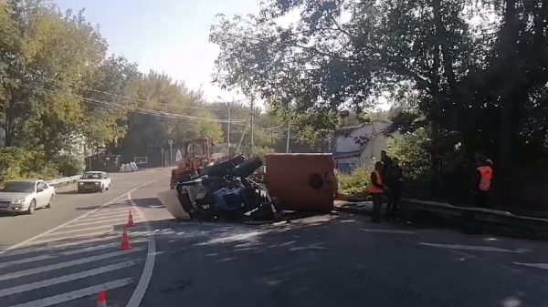 Трактор опрокинулся на улице Лысогорской в Нижнем Новгороде