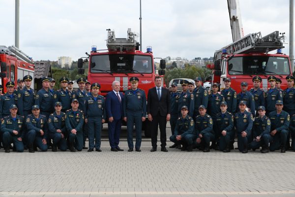 Александр Куренков и Глеб Никитин вручили ключи от спецтехники нижегородским пожарным