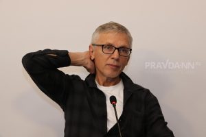 Игорь Ларионов пояснил, почему болельщики подарили ананас хоккеисту Василию Атанасову
