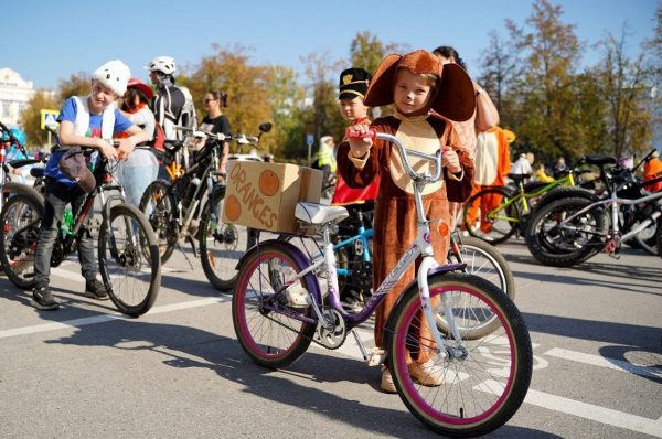 На закрытие велосезона в Дзержинске участники приехали в карнавальных костюмах