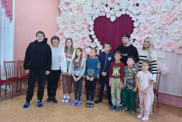 Хоккеист «Торпедо» Сергей Гончарук посетил вознесенский центр для несовершеннолетних «Надежда»