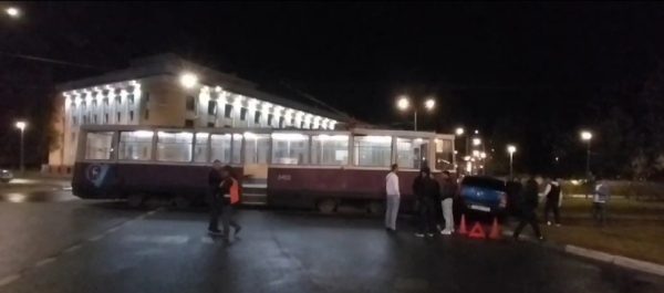 Один человек пострадал при столкновении машины с трамваем напротив ДК ГАЗ в Нижнем Новгороде