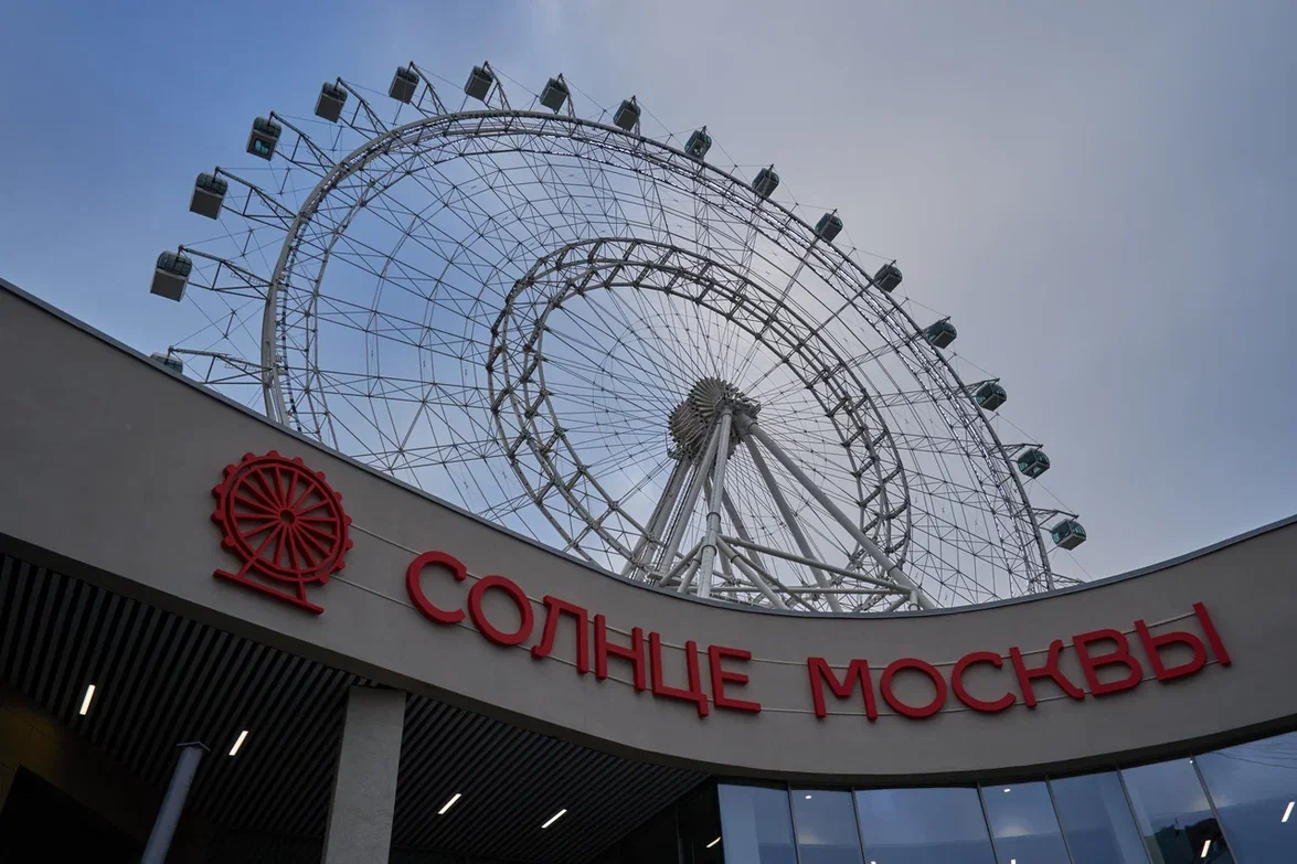В этом году на ВДНХ появилась еще одна достопримечательность - огромное колесо обозрения Солнце Москвы, которое делает оборот за 20 минут