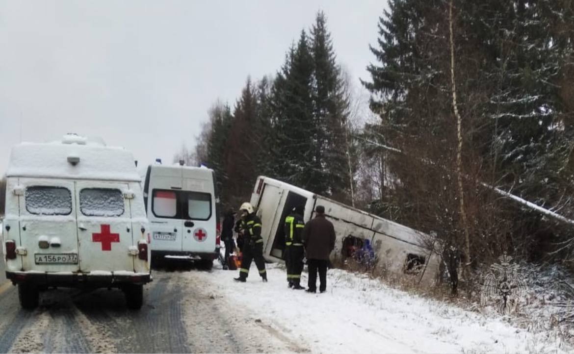 6 человек пострадали при опрокидывании автобуса, который следовал из Нижнего  Новгорода в Иваново 28 октября 2023 года | Нижегородская правда