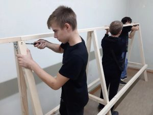 Юные нижегородцы делают маскировочные сети для бойцов СВО