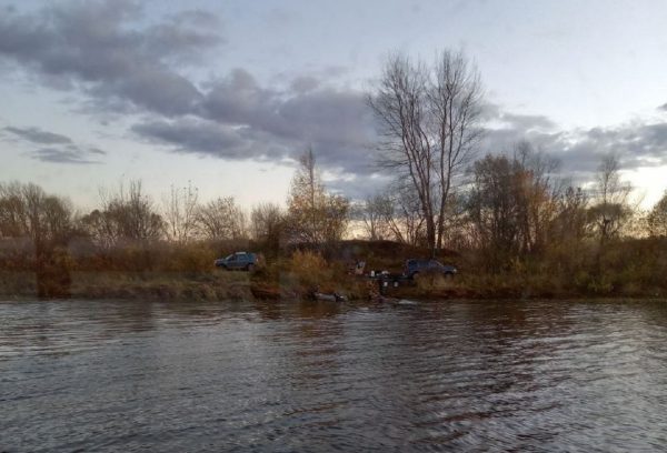 Лодка с двумя рыбаками опрокинулась на Волге в районе деревни Юркино