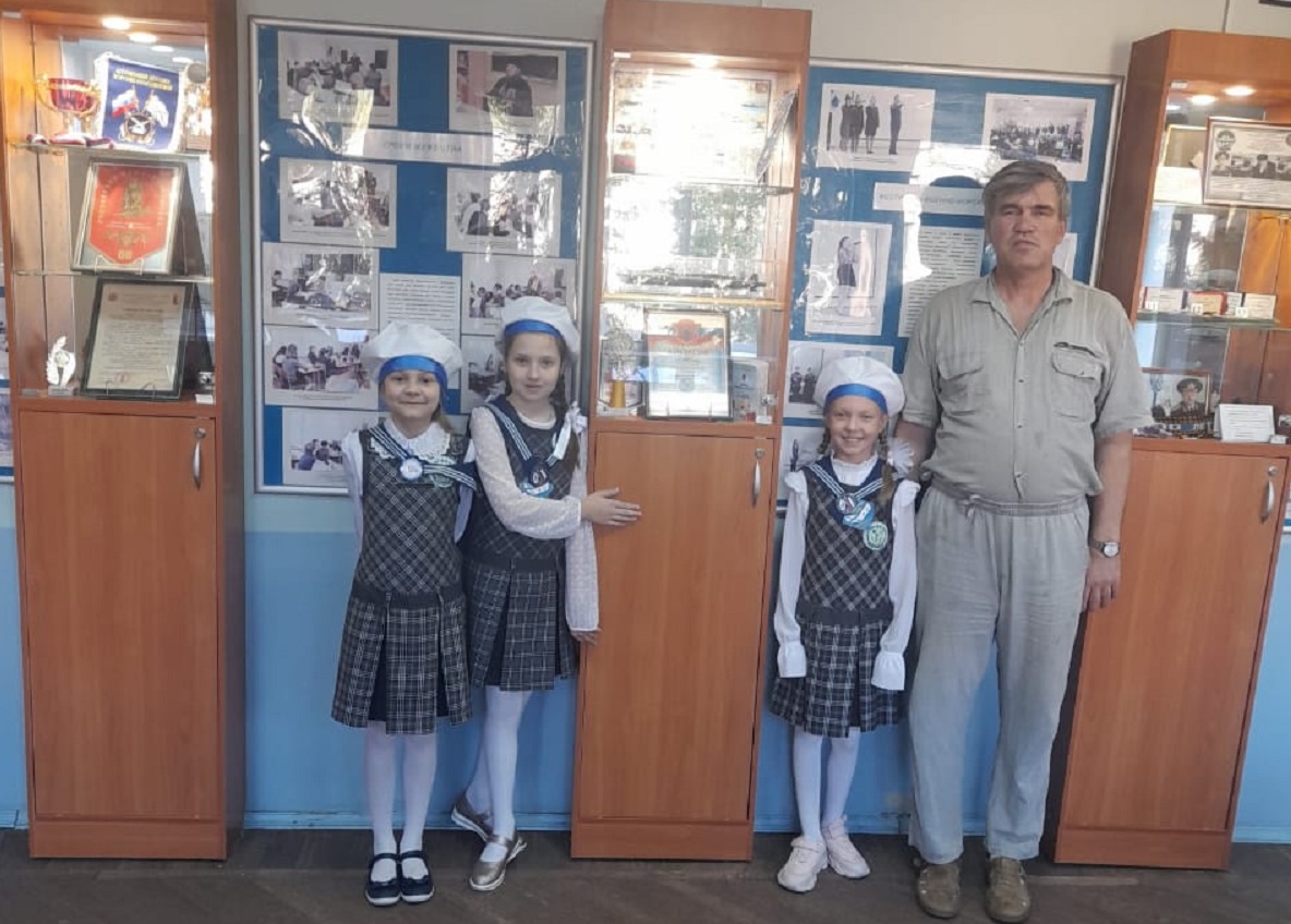 Учитель Михаил Михайлов с юными музейщиками