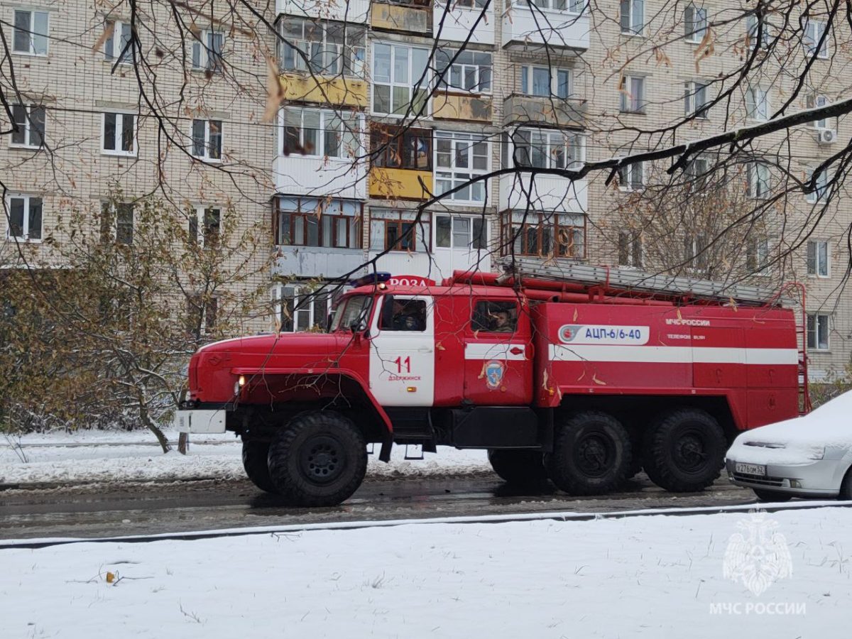 9 человек эвакуировали из-за пожара на балконе в многоквартирном доме в  Дзержинске Нижегородской области 28 октября 2023 года | Нижегородская правда