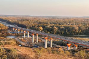 Завершается устройство верхнего слоя покрытия на мосту через реку&nbsp;Сура