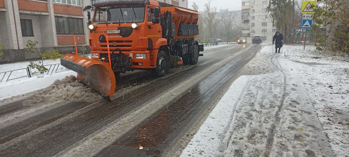 Дороги начали обрабатывать противогололедными материалами из-за снегопада в Нижнем Новгороде