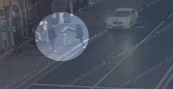 Опубликовано видео жестокой драки около бара, где сильно пострадал нижегородский студент