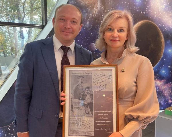 Кировскому космическому центру подарили уникальный снимок газеты «Горьковская правда» с Гагариным