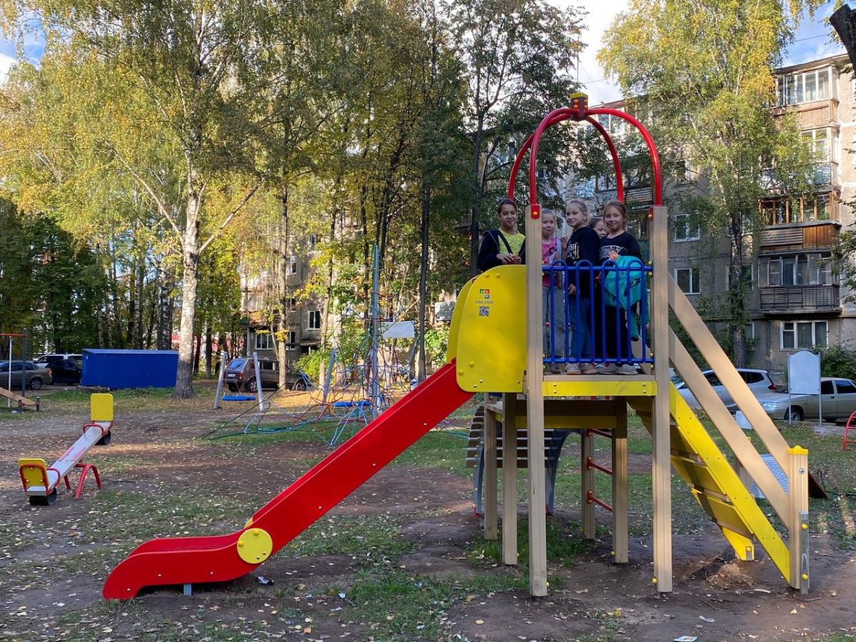 Новые игровые элементы разместили на детской площадке по улице Генерала Ивлиева