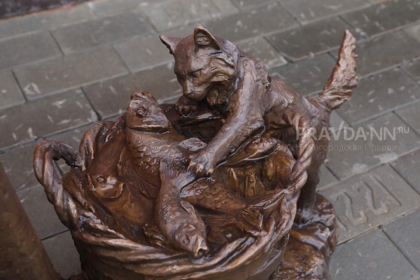 Бронзовые скульптуры жителей 19 века установили на улице Кожевенной